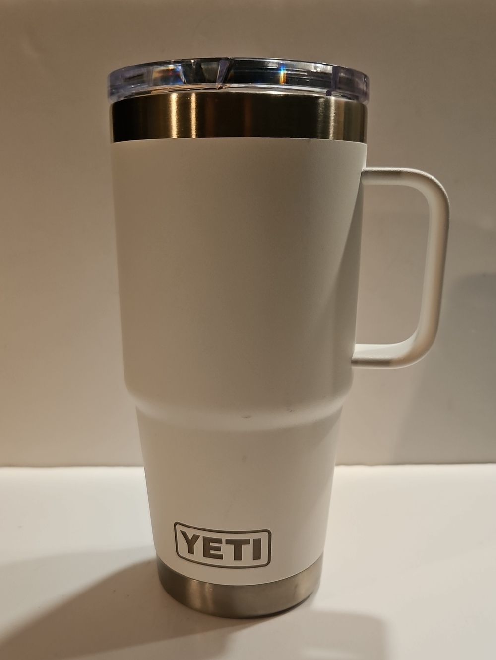 Yeti White Rambler 20 Oz. Mug with Handle and Clear Lid